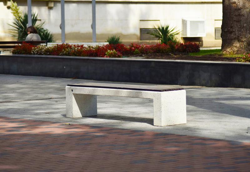 ETE Pictures CONCRETE BENCH 126 2B9B7B84-BC0E-4408-62FF-5DDF46F12E69.jpg
