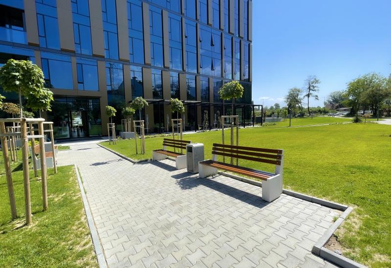 ETE Pictures CONCRETE BENCH 237 867D7C48-BBB6-A32D-2B2B-DA8E8F976412.jpg