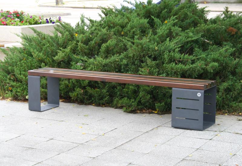 ETE Pictures METAL BENCH 133 7E5F0DAD-9D53-88C5-F6C9-E4FD8F9639A0.jpg